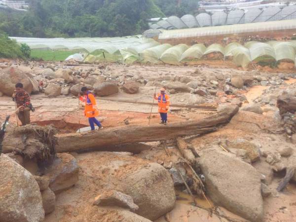 Anggota APM dan bomba sedang melakukan SAR mencari warga Bangladesh yang dikhuatiri hilang semasa banjir lumpur melanda Lojing di Gua Musang.