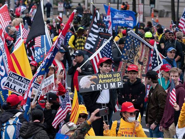 Kumpulan penyokong Trump ketika berhimpun di Freedom Plaza di Washington pada bulan lalu untuk membantah keputusan Pilihan Raya Presiden AS 2020. - Foto: AFP