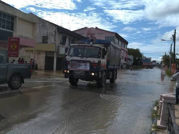 Bandar Kota Tinggi masih ditenggelami banjir pada Selasa selain merupakan daerah paling ramai menempatkan mangsa banjir iaitu di 18 buah PPS.