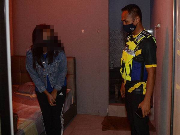 Antara wanita warga asing yang melakukan aktiviti pelacuran dicekup polis dalam dua serbuan di premis menawarkan khidmat urut di sekitar Taman Usahawan Kepong, Kuala Lumpur malam Isnin.