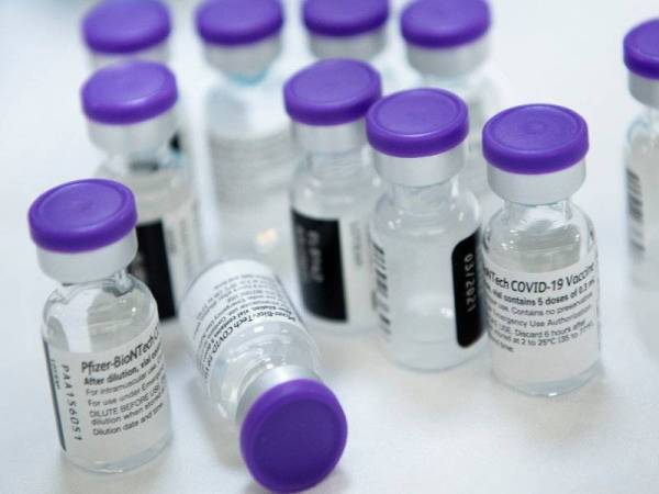 Suntikan dua dos vaksin Covid-19 dihasilkan Pfizer-BioNTech disarankan diberikan mengikut tempoh ditetapkan. - Foto: AFP