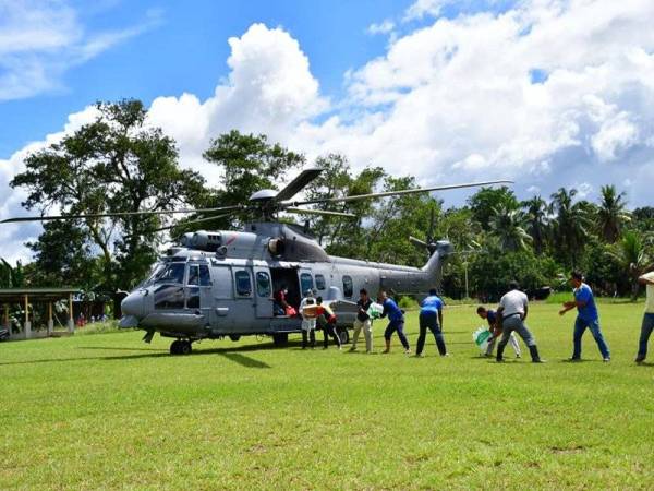 TUDM menghantar bekalan makanan dan barangan keperluan asas ke kawasan terjejas banjir di Kuantan sejak Isnin lalu. Foto Facebook TUDM