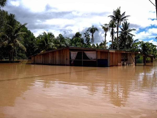 Kelihatan sebuah rumah ditenggelami banjir yang melanda sekitar kawasan Paya Garok, Jerantut. Foto Bernama