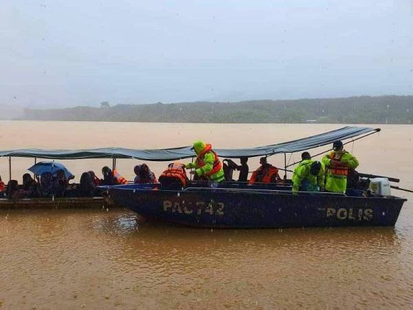 Air sungai yang mendadak naik serta berarus deras menyebabkan penduduk di Kampung Mambong terputus hubungan pada Rabu. Foto Ihsan Orang Awam