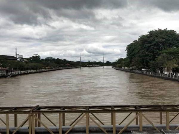 Paras air Sungai Johor yang sebelum ini melimpah dan mengakibatkan banjir di Bandar Kota Tinggi kini sudah surut sedikit namun masih berada pada paras berjaga-jaga.