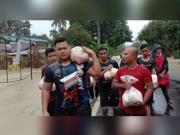 Sekumpulan lapan sahabat yang berhati mulia menghantar ayam dan santan secara percuma kepada penduduk.