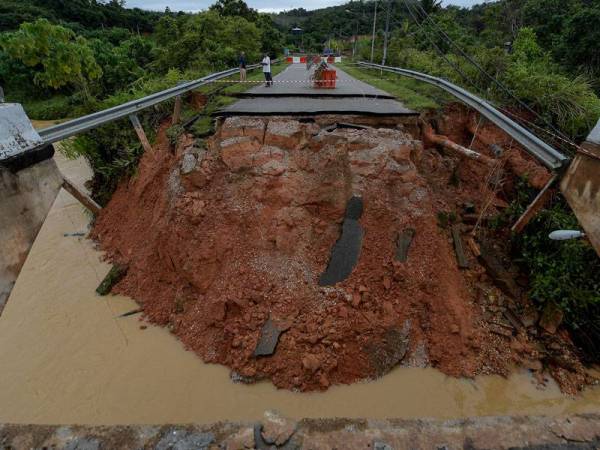 Keadaan semasa di sekitar kawasan jambatan runtuh di Jalan Lechar, Dong, Raub ketika tinjauan pada Rabu. Foto Bernama