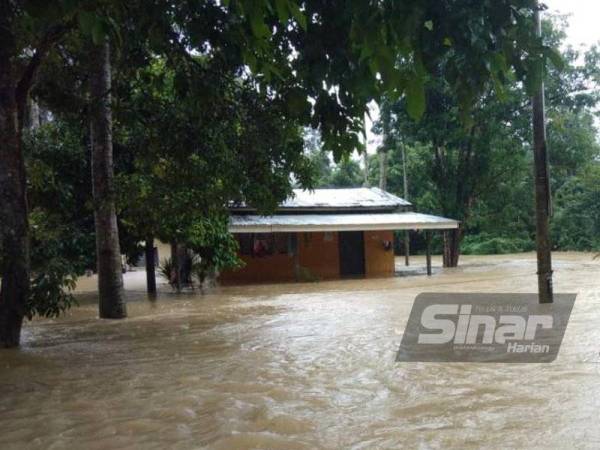 Sebuah rumah di Kampung Kulim di Tanah Merah ditenggelami banjir berikutan hujan lebat sejak beberapa hari lalu.