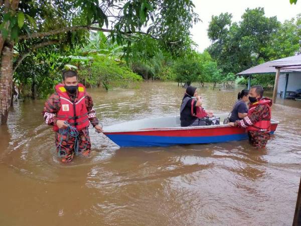 Anggota bomba menyelamatkan 10 mangsa banjir yang terperangkap dalam rumah masing-masing di Kampung Sungai Padang untuk dipindahkan ke PPS di SK Bandar Endau, Mersing, pada Rabu.