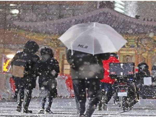 Gelombang sejuk disertai salji lebat semalaman menyebabkan rutin harian penduduk Korea Selatan terjejas pada Khamis. Foto Yonhap