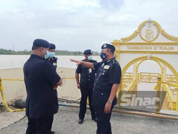 Shafien turun padang memantau paras Sungai Kelantan di Tambatan Diraja hari ini. - Foto Ihsan IPK Kelantan