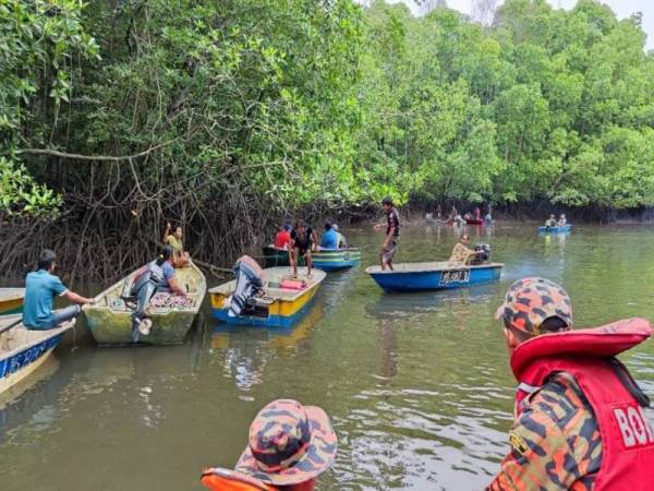 Anggota bomba melakukan kerja-kerja mencari seorang lelaki yang hilang ketika mencari ketam berhampiran Kampung Simpang Arang, Sungai Boh, Iskandar Puteri, pada Khamis.