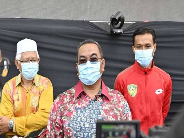 Muhammad Sanusi (tengah) pada sidang akhbar selepas melancarkan kempen pembudayaan norma baharu peringkat negeri di Wisma Darul Aman, Alor Setar pada Khamis.