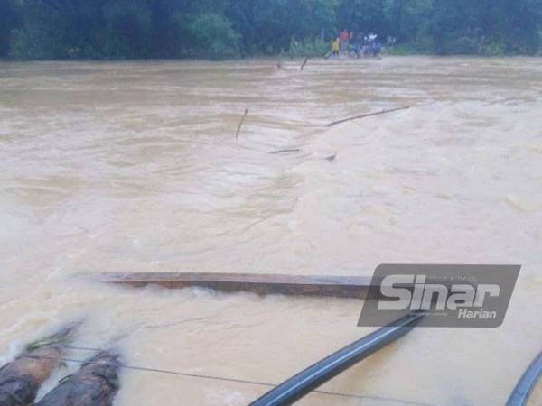 Keadaan di lokasi kejadian apabila kini hanya tinggal saki baki jambatan sahaja dan lebih 100 penduduk Kampung Temalir, Kuala Krai terputus hubungan.