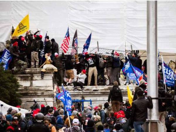 Empat terbunuh dalam insiden rusuhan oleh penyokong Trump di Capitol Amerika Syarikat. - Foto AFP