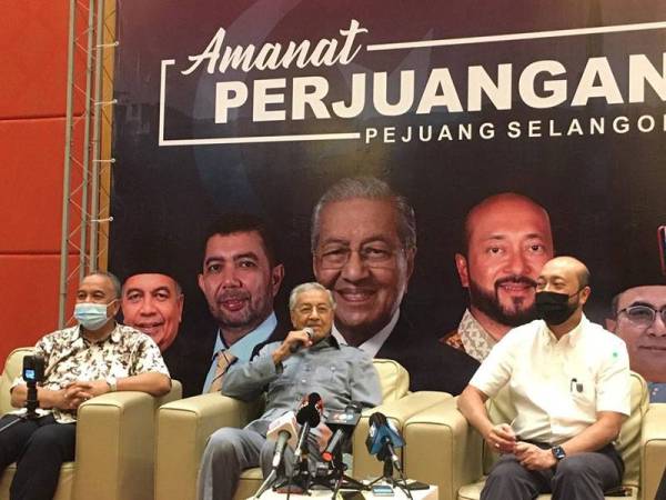 Dr Mahathir (tengah) dan Mukhriz (kanan).