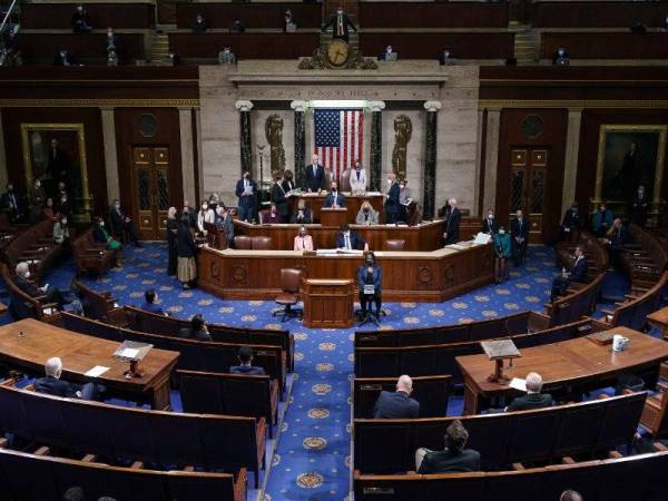 Sesi bersama Dewan Perwakilan dan Senat AS yang dipengerusikan Pence kembali bersidang selepas rusuhan ganas menggemparkan Capitol di Washington pada Rabu. - Foto: AFP