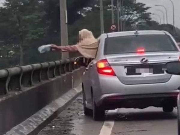 Rakaman tular sejak Isnin lalu menunjukkan seorang wanita membuang sampah dari dalam kereta di tengah lalu-lintas di sebuah jambatan di daerah Tanah Merah.