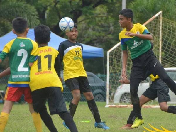 Putra Darwish (kanan) mendapat pendedahan awal dalam sukan bola sepak sejak di bangku sekolah rendah.