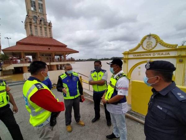 Shafien (dua kanan) ketika meninjau paras air dan juga kehadiran orang ramai di Tambatan D’ Raja di sini pada Jumaat.
