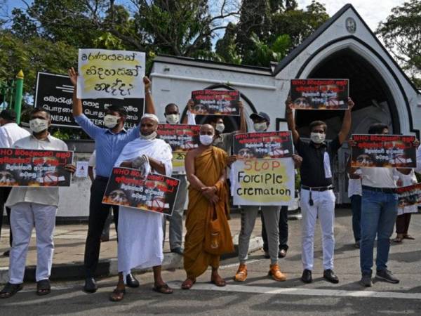 Aktivis dan umat Islam di Sri Lanka membantah keputusan kerajaan untuk membakar jenazah orang Islam yang meninggal dunia akibat Covid-19 di Colombo pada Disember lalu. - AFP