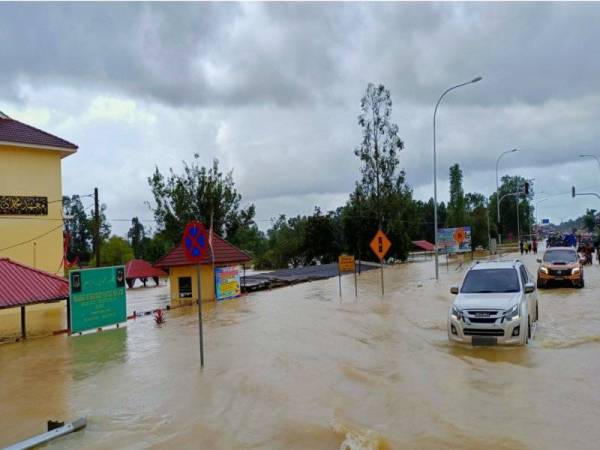 Hanya kenderaan berat dan pacuan empat roda yang boleh melalui jalan di Rantau Panjang yang merupakan kawasan kedua terbanyak mangsa banjir.