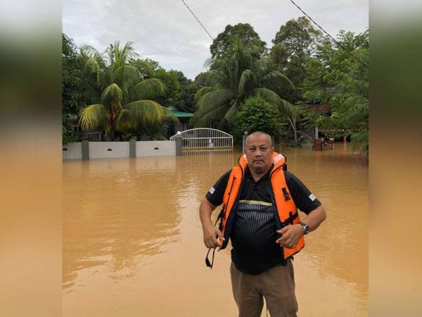 Hasnuddin di hadapan rumahnya di Seberang Temerloh yang juga ditenggelami sejak Selasa lalu