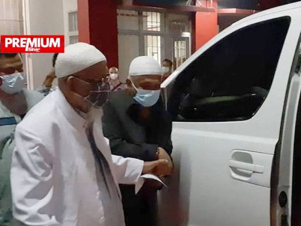 Abu Bakar Bashir (dua dari kiri) memasuki sebuah kenderaan selepas dibebaskan dari sebuah penjara di Bogor, Jawa Barat pada Jumaat lalu. - Foto AFP