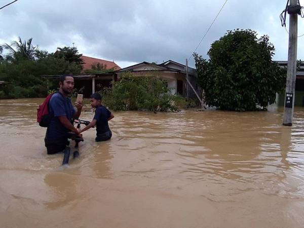 Keadaan banjir di kawasan perumahan di Bandar Chukai, Kemaman.