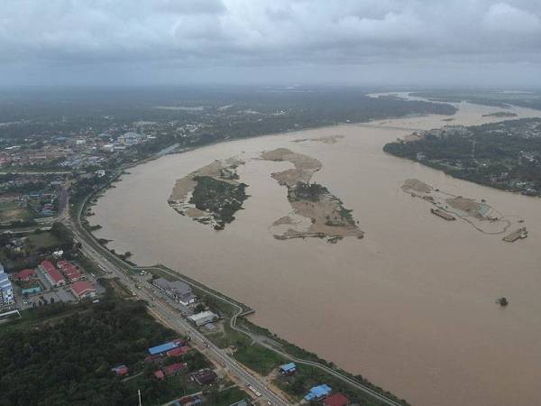 Pemandangan udara menunjukkan sebahagian kawasan Nenasi dan paras air di Sungai Pekan, Pahang dirakam ketika tinjauan pada Jumaat - Foto Bernama