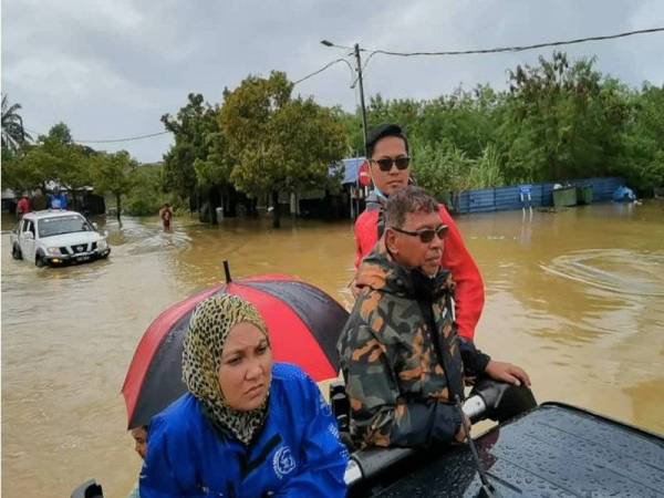 Hanafiah (tengah) melakukan tinjauan di sekitar bandar Chukai, Kemaman pada Sabtu.