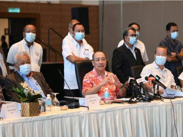 Hajiji (tengah) ketika sidang media selepas menandatangani MoU bersama parti-parti politik yang membentuk Gabungan Rakyat Sabah (GRS) hari ini. - Foto Bernama