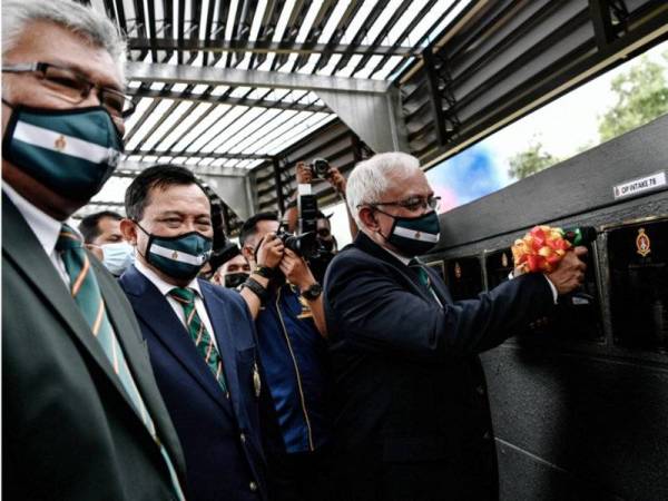 Affendi (kanan) meletakkan plaka Old Putera (OP) 78 pada Majlis Perasmian Monumen dan Peletakan Plaka Old Putera 78 di Maktab Tentera Diraja (MTD) di Kuala Lumpur pada Sabtu. - Foto Bernama