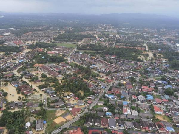 Keadaan banjir di Kemaman melalui tinjauan udara.