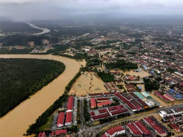 Pemandangan dari udara sekitar bandar Chukai, Kemaman yang dilanda banjir. - Foto Bernama