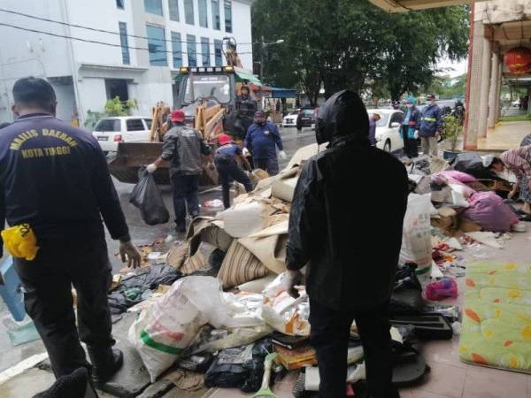 Pihak berkuasa tempatan (PBT) melakukan kerja-kerja pembersihan sampah-sarap di pusat bandar Kota Tinggi pada Jumaat.