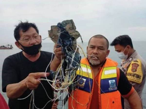 Beberapa barangan dipercayai berkaitan dengan pesawat itu ditemui pasukan keselamatan di lokasi berkenaan.