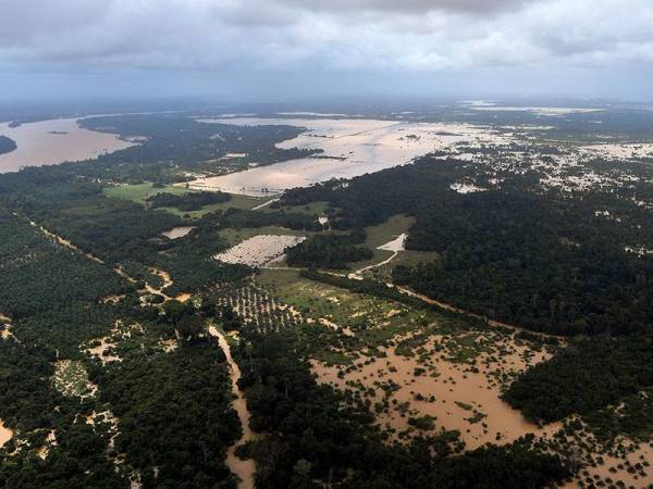 Pemandangan udara menunjukkan sebahagian kawasan Nenasi dan paras air di Sungai Pekan, Pahang dirakam ketika tinjauan pada Jumaat. - Foto Bernama