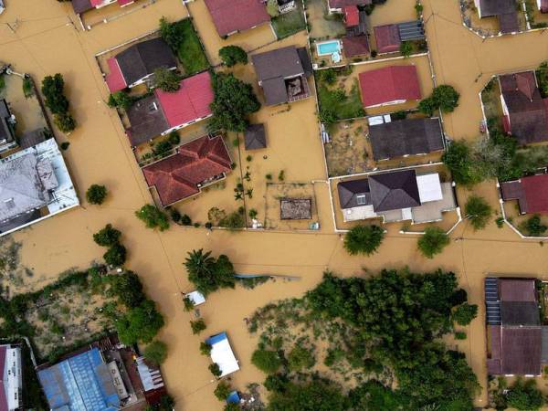 Pemandangan dari udara sekitar bandar Chukai yang dilanda banjir. Ketua Sekretariat Jawatankuasa Pengurusan Bencana Negeri Leftenan Kolonel (PA) Che Adam A Rahman berkata, Kemaman masih merekodkan jumlah mangsa tertinggi iaitu 8,153 orang diikuti Dungun (2,198) dan Hulu Terengganu (88). - Foto Bernama