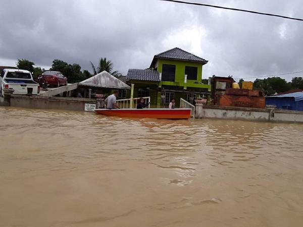 Banjir yang masih berlaku di bandar Chukai, Kemaman pada pagi Ahad.