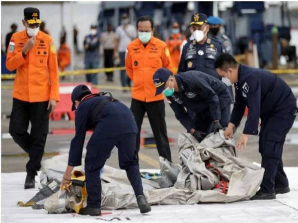 Pasukan penyiasat Indonesia pada Ahad menemui bahagian tubuh manusia di luar pesisir Jakarta yang dipercayai berkaitan tragedi nahas pesawat Sriwijaya Air. Foto Agensi. 