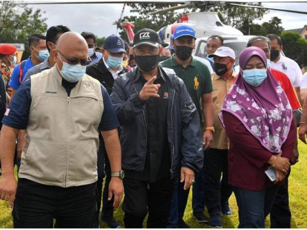 Perdana Menteri Tan Sri Muhyiddin Yassin bersama Ketua Pengarah Agensi Pengurusan Bencana Negara (NADMA) Datuk Dr Aminuddin Hassim ketika tiba bagi melawat mangsa banjir di Temerloh yang ditempatkan di Pusat Pemindahan Sementara (PPS) di Sekolah Menengah Kebangsaan (SMK) Seberang Temerloh hari ini. Foto Bernama