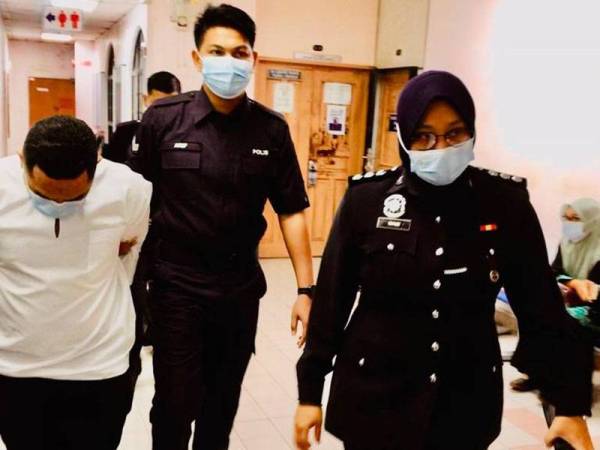 Mohd Yazzid (kiri) yang mengaku kononnya sepupu TMJ didakwa di Mahkamah Sesyen Johor Bahru pada Ahad atas pertuduhan pengubahan wang haram membabitkan RM2.45 juta.