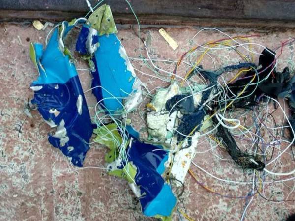 Serpihan kabel dipercayai dari pesawat Sriwijaya Air yang disahkan terhempas di perairan Kepulauan Seribu semalam. - Foto internet