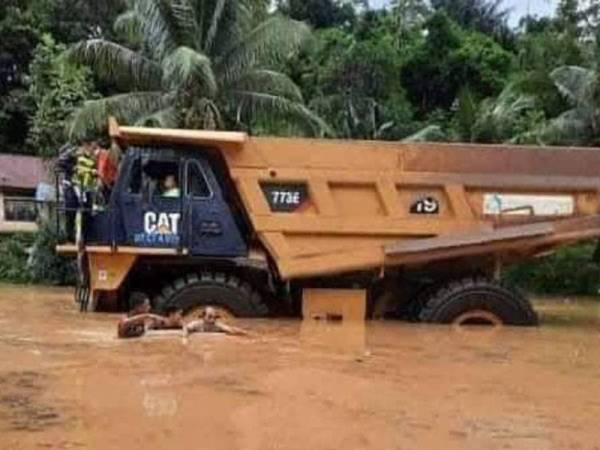 Khidmat King Kong digunakan untuk menyelamatkan bangsa banjir, menghantar bekalan makanan serta kakitangan kesihatan ke lokasi penugasan di Lipis, Pahang.