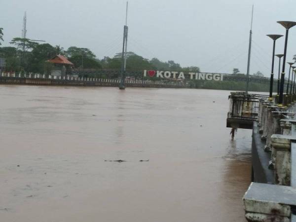 Sungai Johor dekat pusat bandar Kota Tinggi dikhuatiri akan melimpah dan menyebabkan banjir berulang semula.