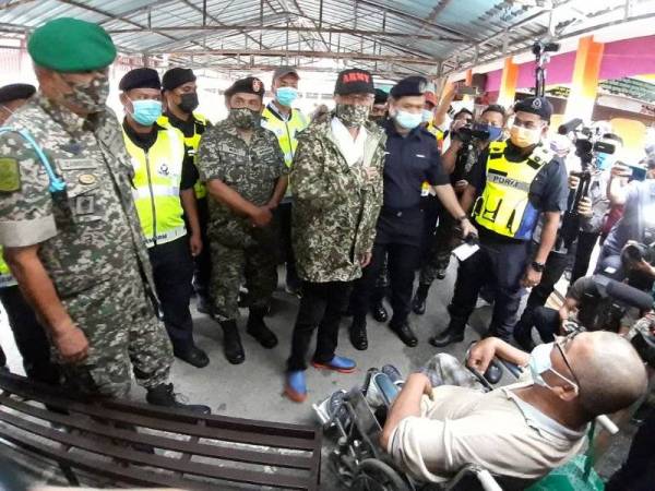 Ismail Sabri (dua dari kiri) bertanya khabar mangsa banjir di PPS Sekolah Kebangsaan Bukit Mentok di Chukai, Kemaman pada Ahad.