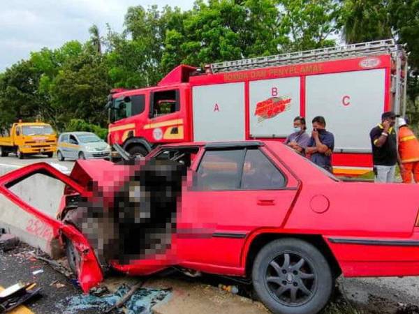 Keadaan kereta yang terbabit dalam nahas di Kilometer 21 Jalan Sitiawan-Kayan pada Ahad.