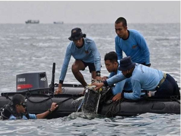  Operasi 24 jam bagi mengesan mangsa korban, bangkai dan kotak hitam pesawat Sriwijaya Air yang terhempas Sabtu lepas di perairan Kepulauan Seribu memasuki hari ketiga pada Isnin.