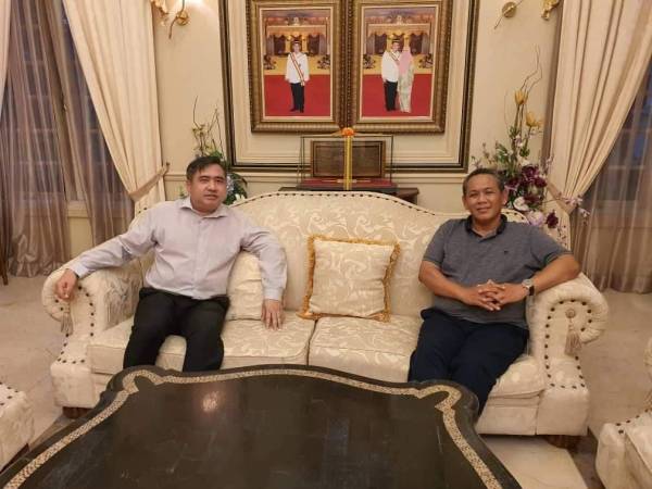 Loke Siew Fook semasa bertemu Menteri Besar, Datuk Seri Aminuddin Harun di kediaman rasmi MBNS pada Ahad.